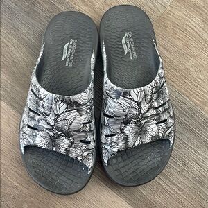 Skechers Monochrome Floral Slide Sandals